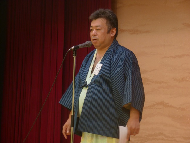 挨拶する池田代表幹事