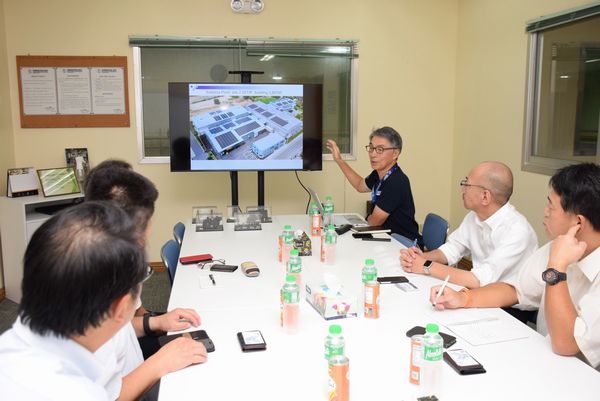 Yamaguchi Nut Philippines Corporation にて集合写真