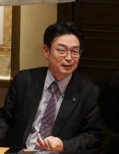 挨拶する西川理事長